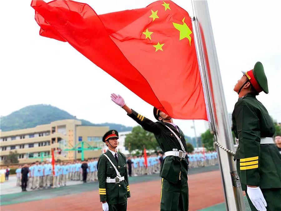 辽宁两个女子穿和服在公园拍照遭路人围劝，你认为国人该如何正视和服？游戏画面